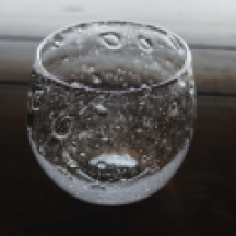 Once a customer said, if you pour beer in the glass then look at it from the bottom, you will see the full moon. Since that day, this has become a full moon glass. もともとは月のロックグラスと言う名前だった。 ある日、お客さんに「ビールを注いで、下から覗くと満月みたいですよ」って言われた。 その日からこのグラスは「満月のグラス」となる。